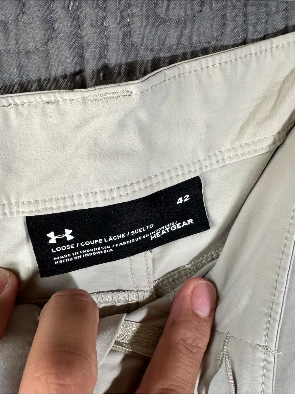 Under Armour Fish Hunter Mens Size 42 Cargo Shorts Khaki Beige HeatGear Loose